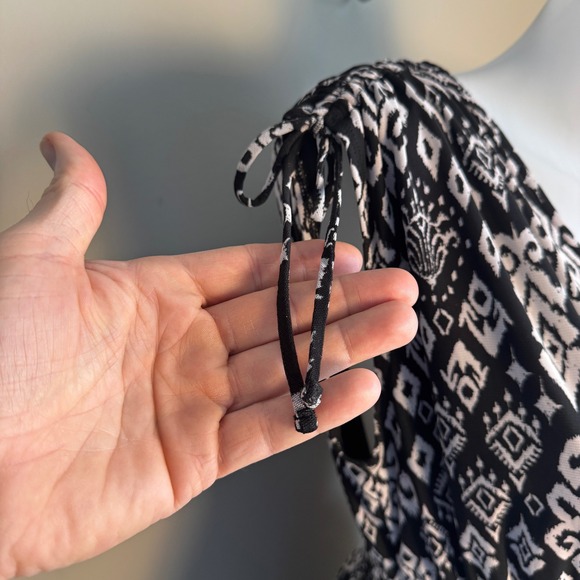 Old Navy Women's Babydoll Black Gray Tribal Print V-Neck Dress Size Medium Boho - Picture 4 of 13